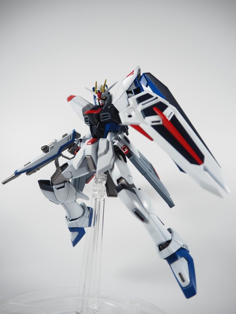 基本塗装はラッカー細かい塗り分けはなるべくマスキングですが、隈取やバーニアの赤、足の黒などは筆での塗り分けになります