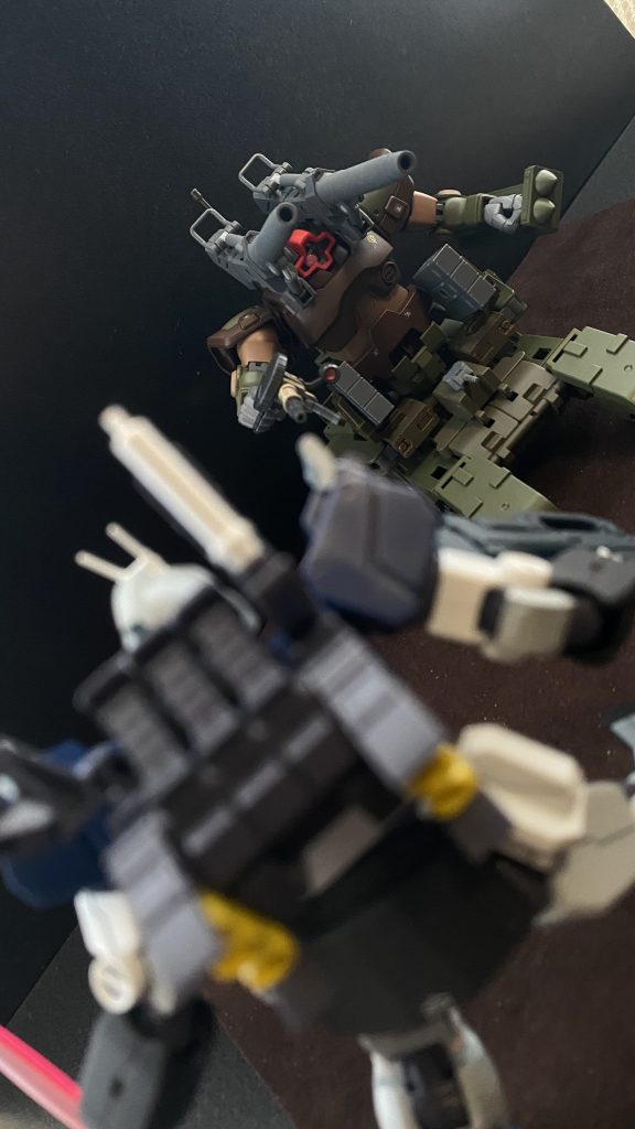 作戦中、突如後方付近に現れた、敵ガンダムタイプ。後方支援員、非戦闘員を守る為、家を、家族を守る為、単騎で戦いに挑む。