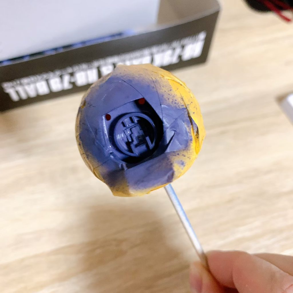 コクピット内部はガンダムマーカーのメカグレーで塗装しました。