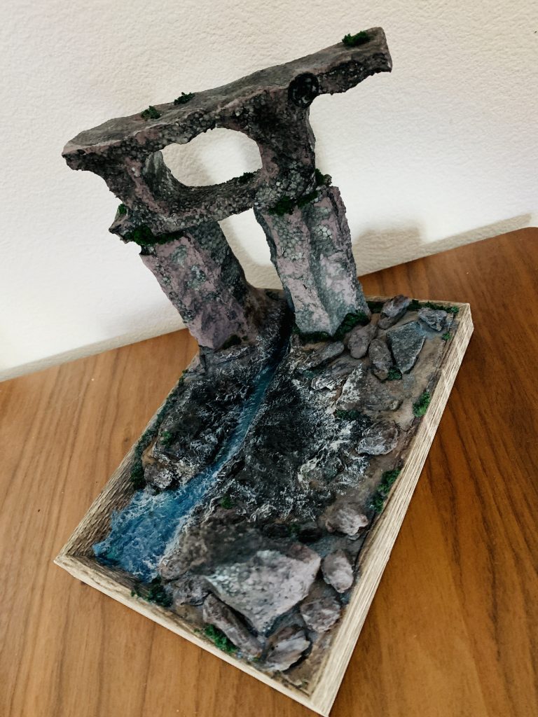 そして初のジオラマ製作。100均素材をフル活用しました。ズバリテーマは『ジャングルの中の廃神殿の一角』です。笑使用したアイテムは、・フォトフレーム・ふわっと軽い粘土(ブラウン)・発泡スチロールブロック(グレー)・バークチップ・UVレジン2色(ブルー・エメラルドグリーン)・ジオラマスポンジ?(深緑色)・カラーパステル各色その他木工用ボンドやペイントマーカーなどなどプチプラがモットーの自分なりにオール100均で頑張りました。笑