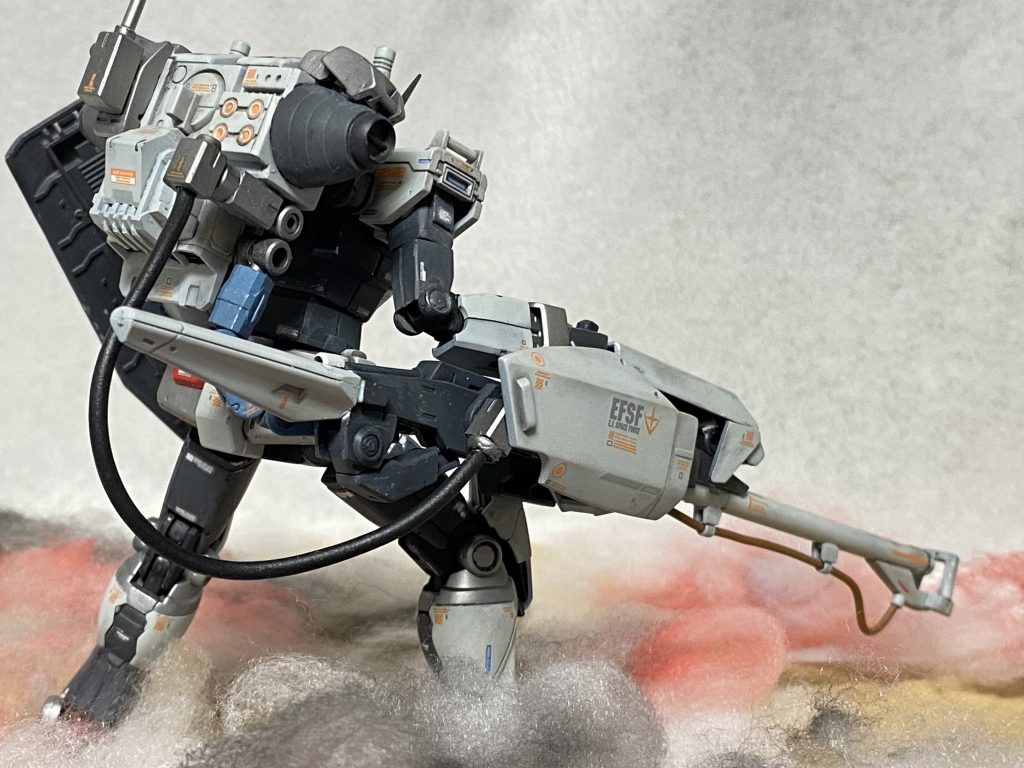 前後から 新解釈の2型スーパーナパームは火炎放射器型にアレンジ。 ロングバレルの火炎放射器と背中の大型燃焼剤タンクで構成される全滅戦用兵装。ぶっちゃけファイブスターのアレから丸パクリです(笑)