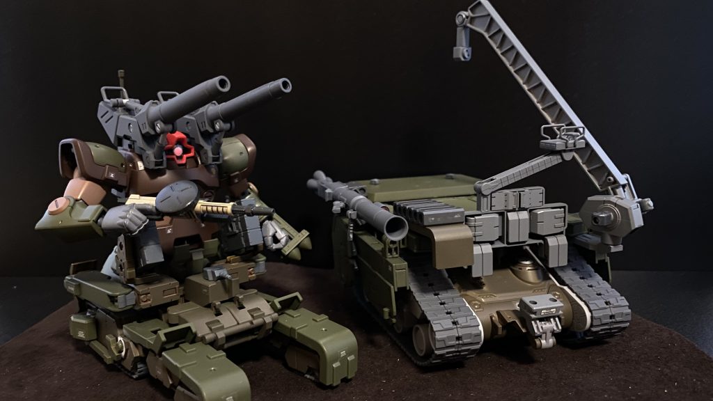 分離状態 それぞれジェネレーターを搭載しているため独立して運用可能。初め、「ドムタンク」と命名されるが、彼女の強い要望により「ドムパンツァー」と改名された。連結状態、分離状態どちらの状態でも戦闘機動は可能ではあるが、その見た目の通り砲戦機として運用される。ちなみに彼女は前線に出たい人。