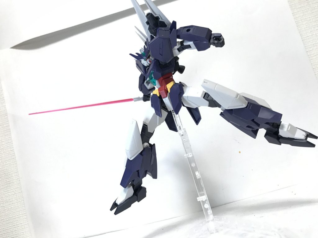 ビームサーベル!決めポーズです!めっちゃかっこいいこのキット!現在品切れ中で入手しずらいですが、かっこいいんで仕方ないかと!メリットかっこいいれ斬新!別売りで形を変更できる!コアガンダムの弱点が克服されたポロリはほぼない  後参考イケメン!安い!現在は品切れで高いデメリット腹部がヅダする(ヅダ=空中分解)手の接続部分はヅダりやすいシールドが重いので手が落ちてくる品切れしてます!5/17現在換装が5分ぐらいかかるこんなところですね!てかデメリットを最後にしちゃダメでしたわ…とてもいいキットなんで再販時は早めに購入することをお勧めします!!感想、質問、間違い指摘、など、気が向いたらでいいんでしてくれたら嬉しいです!では!ご観覧頂きありがとうございました!ちなみに私は欲しいと思った時の3回とも買えなかったよ!はい!てかヅダるってなに?