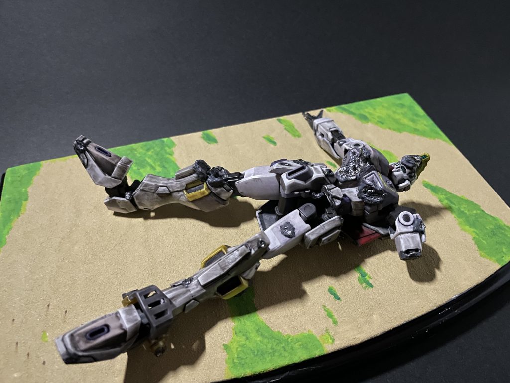 置いているベースは、百均にあった台座の上に情景テクスチャーペイントとアクリルガッシュを塗っています