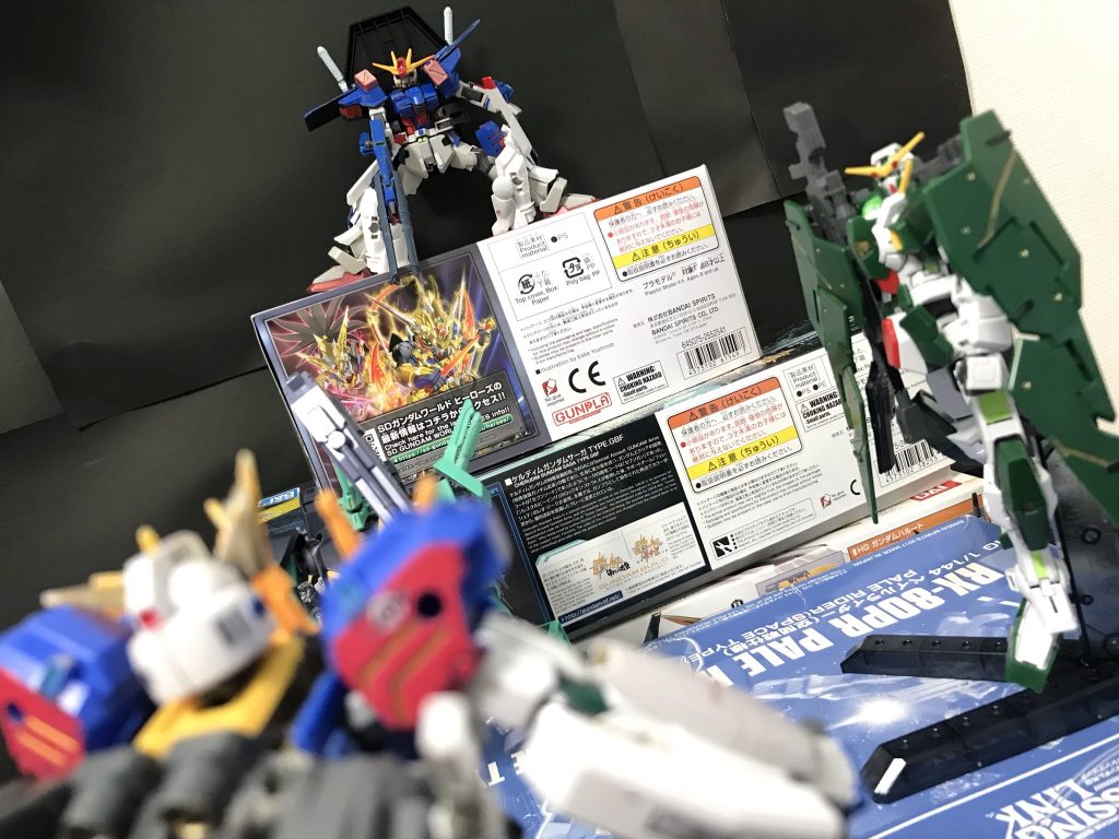 デュナメス「ウーアオー!   ペイルライダーは?無事か!」ウーアオー「ああ、説明した!それよりあいつは!僕の、」ウーアオー「ん?上だ!よけろ!」