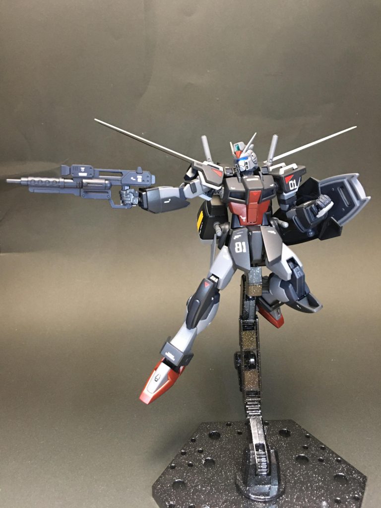 種ポーズ!全身にコーションデカールを控えめに貼り付けてます。地球連合軍 第81独立機動群ファントムペインを意識してナンバリングデカールを貼ってます。