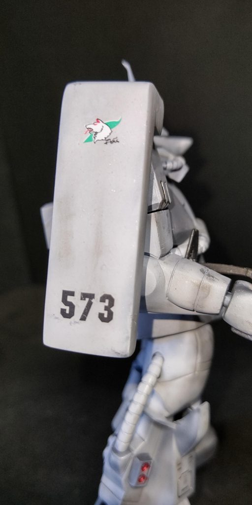 シールドはジャンクの同じ旧キット06Rザクの物を使い2枚重ねにして大型化しました。