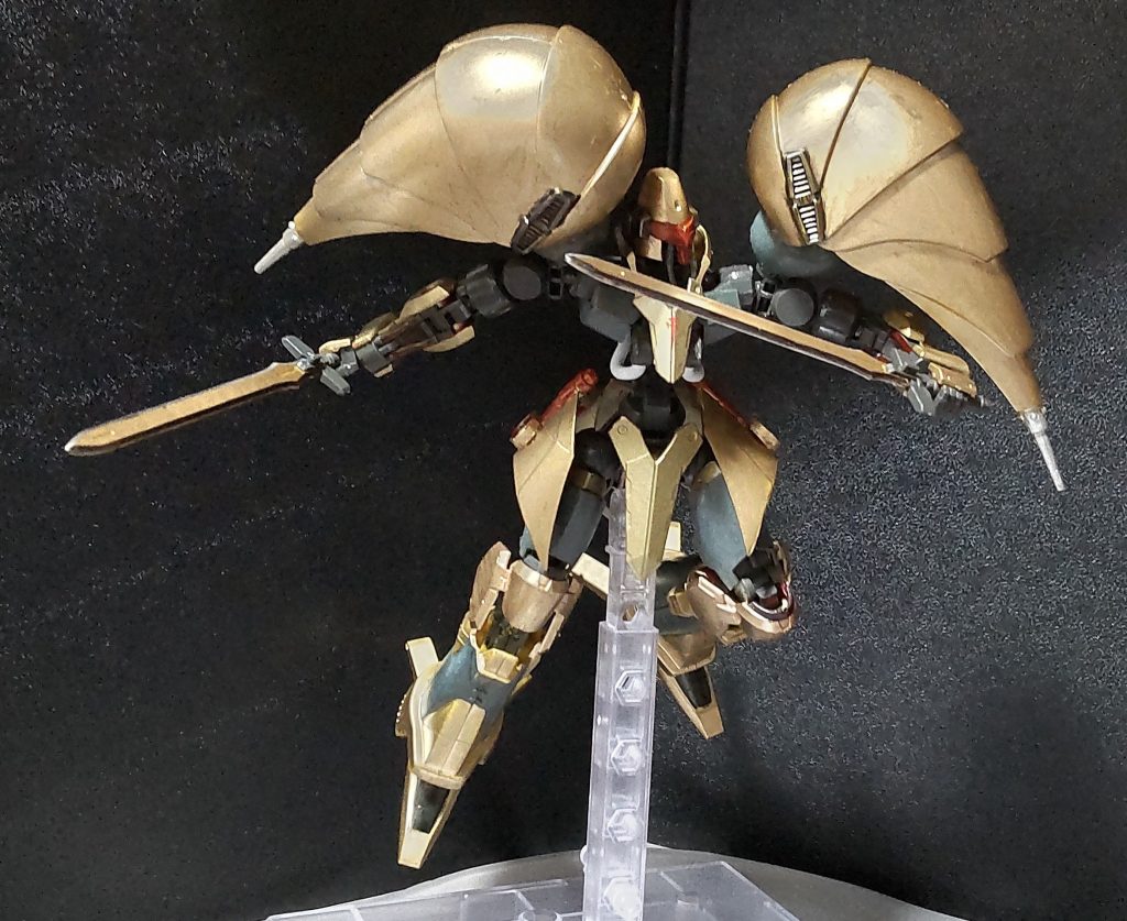 純金製のメッキが施されている高価な武器であるが、A級ヘビーメタル相手でも装甲ごとフレームを切り落とす程の切れ味を持っている業物である。