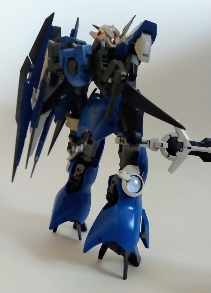 頭部はエクシアとリバーシブルとプラ板で作っています。武装GNソードXGNソードビットそれと、フルーフコアの武装です。