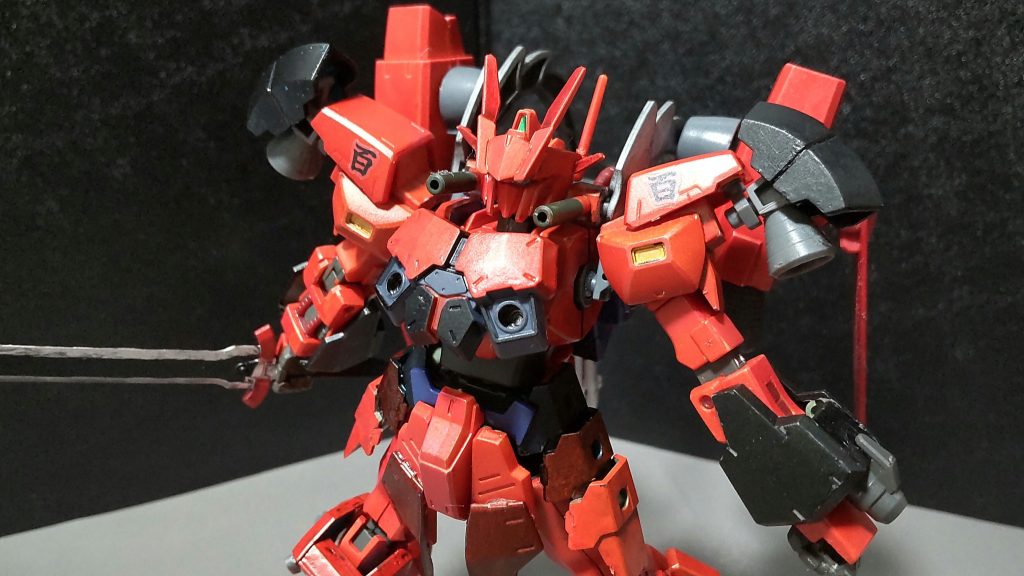 ・マシンキャノン肩部にある固定装備。頭部のバルカンが使えないので、牽制時はこれがメインになる。※バルカンは頭部の装甲が剥がれた時などで使用可能になる。