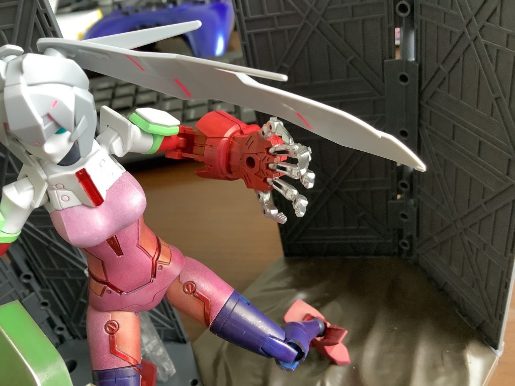 発想が単純かも知れないが、スクライドっぽい左手