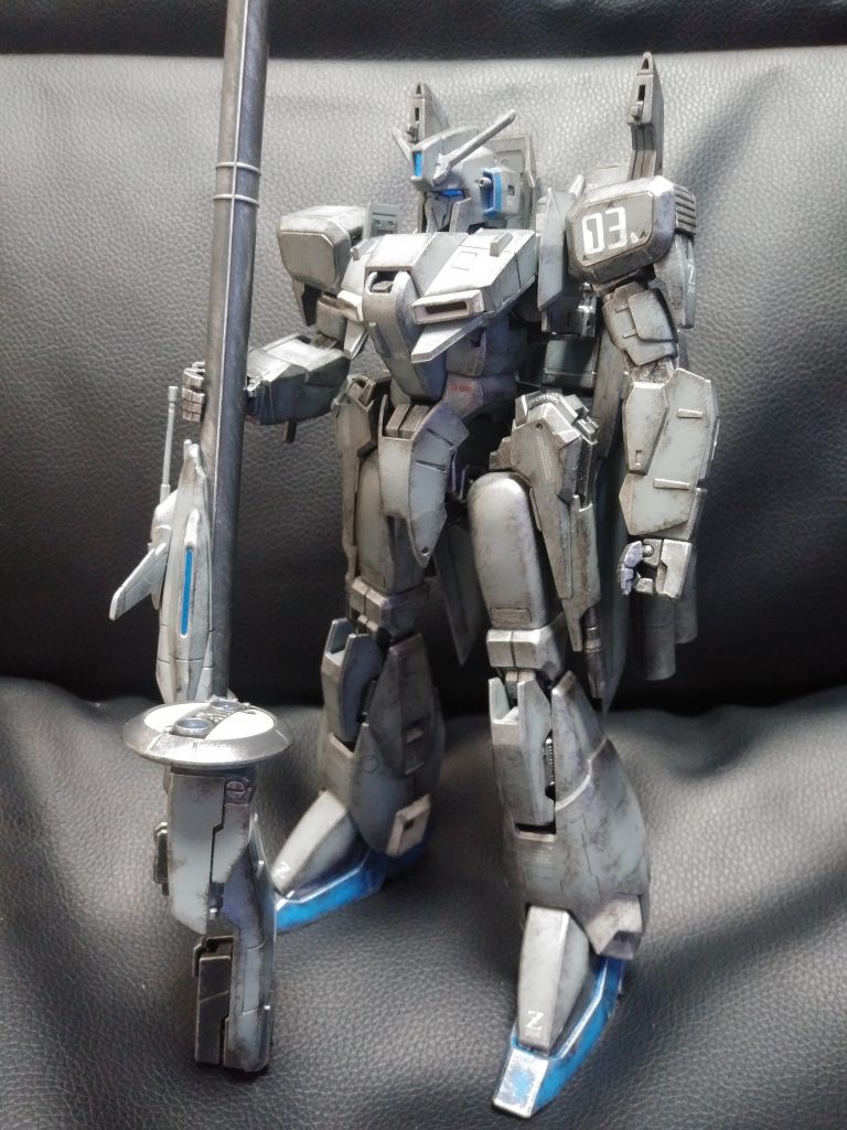 写りに頼りきるのも何なので、ドライブラシ直後の状態をアップします。これだけでも素組からかなり変わったのですが、この後もう一手間掛けてみました。ガンプラって楽しいですね。最後まで見ていただき、ありがとうございました。