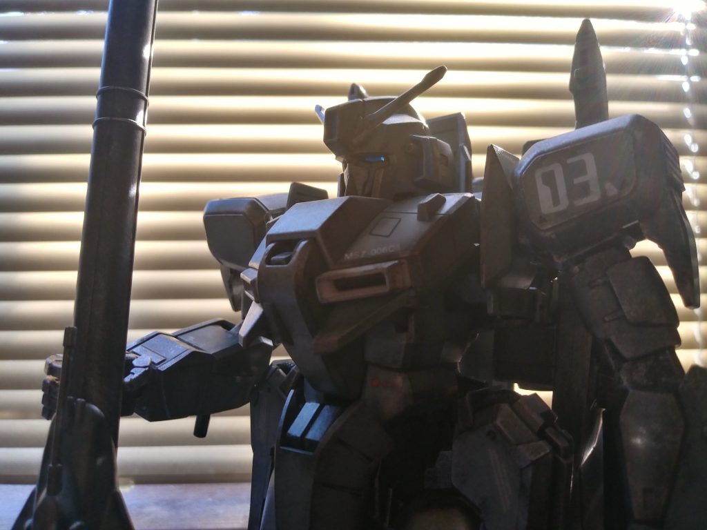 逆光を利用して独特のグレーを引き立たせてみました。腕の辺り、ドライブラシが金属感を醸し出してくれてます。