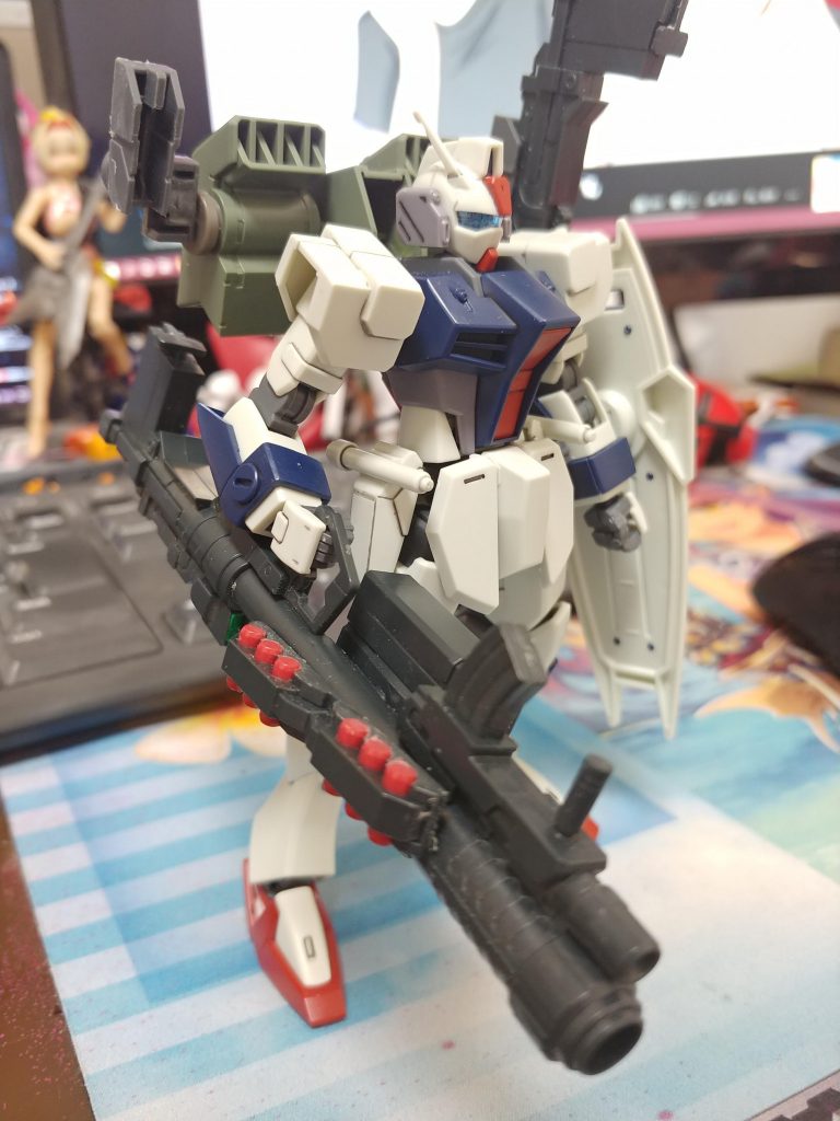 マウント部は完成後、バズーカを抜くイメージです。逆手に持つのもいいんじゃないかなと思って、最終的にはこれで決めました。バズーカ持った感性写真が無いのは…塗装ハゲが怖いからです。