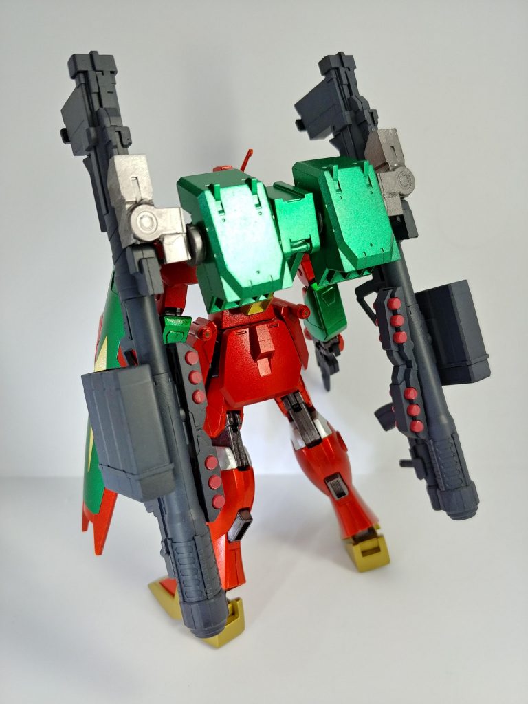 リアビューです。バズーカマウント部はフルアーマーユニコーンからそのまま流用して、接続にボールデンアームズについてる関節パーツを加工したものを使用しました。