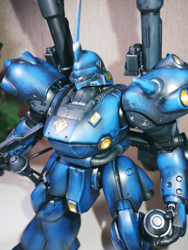 スラスターなどの黄色い部分はゴールドリーフで塗装。ここ以外は無塗装なので、はみ出したら爪で削って修正。リアルタッチマーカーでの汚し時は、ペンの側面を使うとはみ出すことなく塗れるので、ストレスはなし。