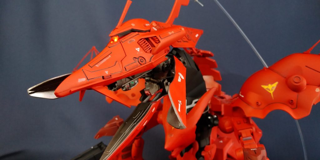 モノアイにはミライトを仕込み発光します。