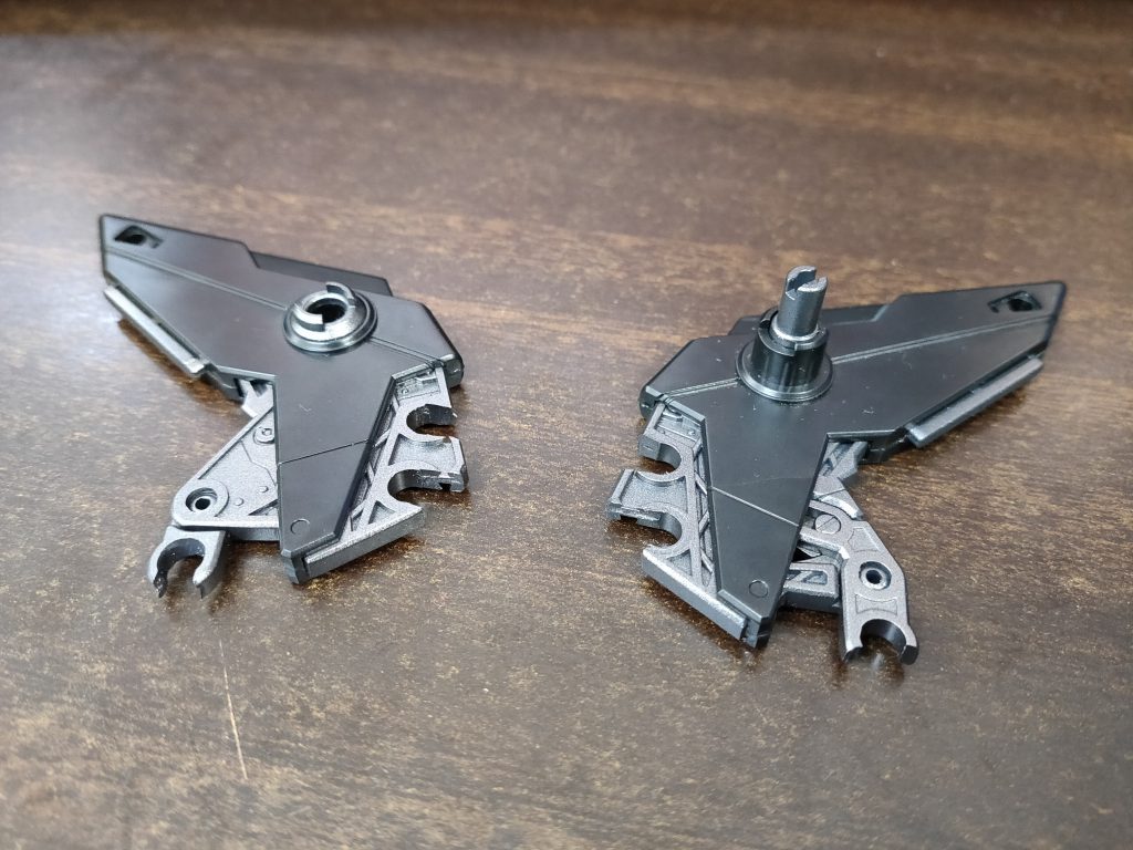 バックパックは後ハメ加工を施しながら作っていましたが、ここだけはどうにもできなかったので塗り分合わせ目処理後にマスキングして塗り分けています。