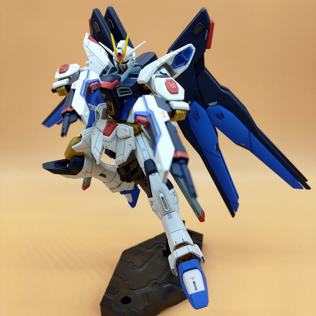 スジボリでパネルラインを増やし、スミ入れ、部分塗装、デカールを貼ってつや消しトップコートを吹いています。