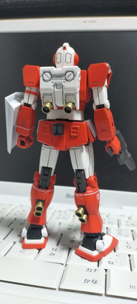 ビームサーベルは失敗したので、そのうちリベンジしたいと思っているが、無くてもそれなりに見えるから良しとした。シールドはジャンクから適当なのを。MGゲルググのシールドを持たせました。いくらライトったって、このくらいの物は持っててもいいだろうと。