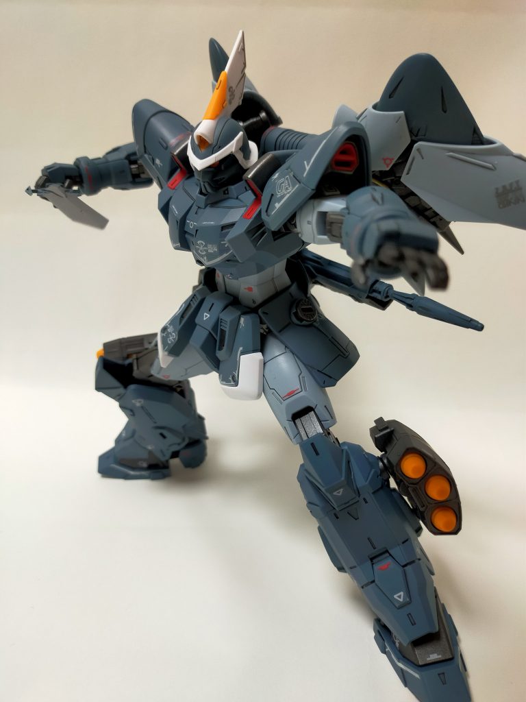 パッケージアート風ポージングで。ジンってやられ役のイメージですけど、これは格好良い。