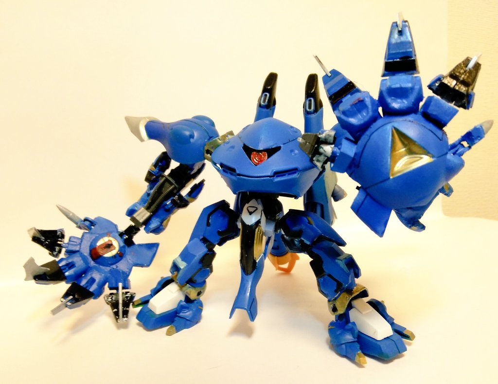 完成！アブノーマル・ゴッグ！　異形ぞ！全体的に、要所要所のパーツをでかくしています（手はもちろん、腰や背部ブースターも！）手がとにかくでかく、格闘全振りって感じ時ですね。アルスコアの上下を逆さにしたおかげで、腰回りのバランスが良くなりました。