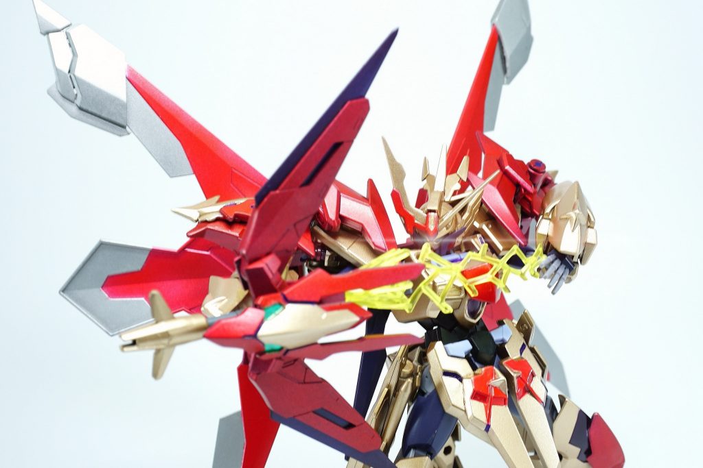 次に、ドラゴンシールドの先端に取り付けられるテイルの先を敵に向け放つ弓モードこれは原作のスペリオルドラゴンの武装を再現したものである攻撃性能については、ライジングガンダムやレッドフレーム改を参考に調整されていると思われ、多彩な射撃方法を持つであろうと予想される