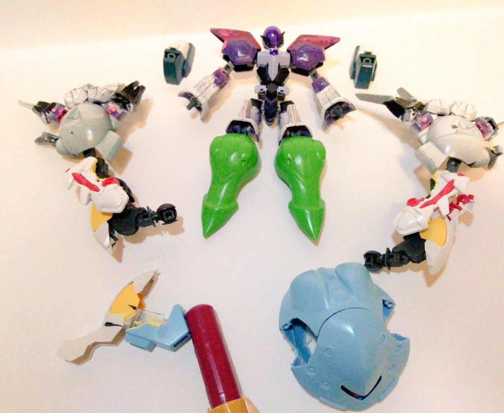 塗装前のコアとアーマー。（一部サフあり）ハイゴッグのパーツは胴体のうち一部のみ！それ以外はジャンクとかでやってます！紫のはBB戦士イージスの手足です。