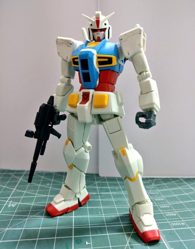 肩と股間をG30のものに交換して、コクピット部分はボリュームアップした。肩は軸がそのままだと高すぎるので位置を調整。股間も干渉部分を削りながら取り付け。