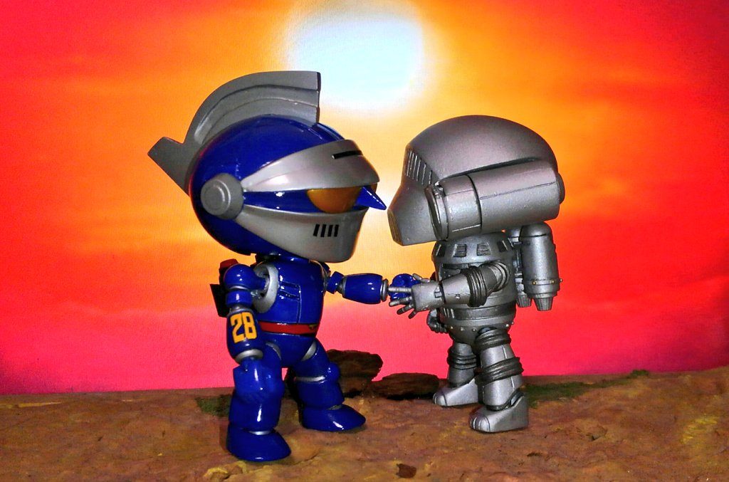 前作のセブンガーッガイと、夕陽をバックに握手させてみました。正義のロボット同士の握手は燃えますよね！最後までご覧いただきありがとうございました！　m(__)m