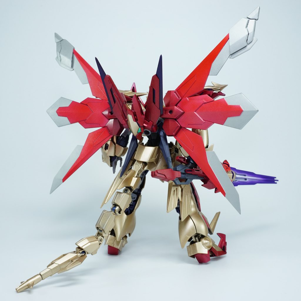 ドラゴンの頭部を模したドラゴンシールドはバックパックに懸架可能であり、非使用時はここに取り付けられるイージスナイトのマントをベースに改造された大きな翼や、アニマギアのカイギアスを使用した肩アーマーやテイルも存在感を放っている