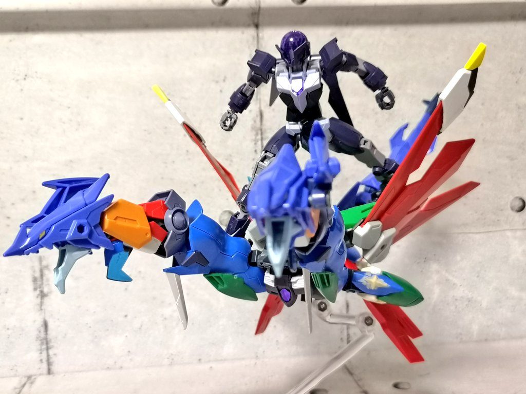 カイザーワイバーンリスペクトの分離形態実は実装できるか不安でしたが、つま先に肩アーマーがちょうどハマることを見つけて実現に至りましたさすがに固定は難しかったので、こっそり裏に磁石を仕込む結果にはなりましたが、それが完成時のきっちりした姿に繋がりましたね