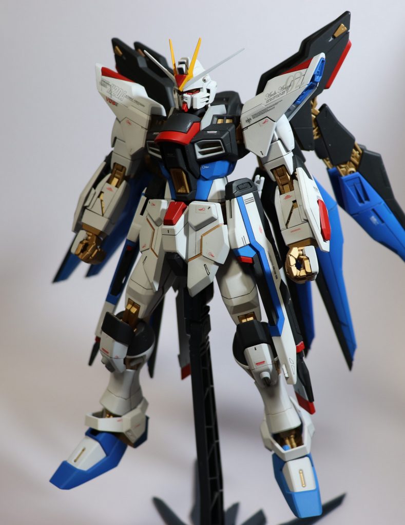 RGを意識し腰のフロントアーマーや腕部にディテールを入れました。初めてしっかり塗装した作品となりました。反省点は多かったですが自分の今のベストを出せたのかなと思っています。