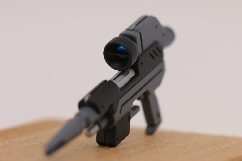 　武装はビームサーベルとライフル。加えてシールドになります。　ボディカラーに合わせた塗装をしていますが、レンズ部分のみガンダムカラーでちょん塗しています。ガンダムカラーEXを使ったんですが、これは非常に優秀ですね。発色がすごい！