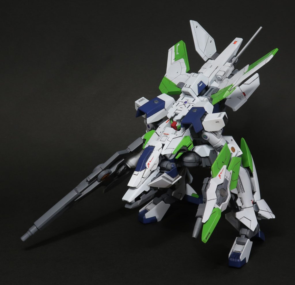 おまけ①可変の構造上、できそうかも、と思ったらやりたくて仕方なくなってしまった中間形態。ガンダムでやっていいものかと思いつつ・・・可変機構を詰めていくうちに、自然にバルキリーに近い機構になってしまいました。あるあるではないでしょうか?