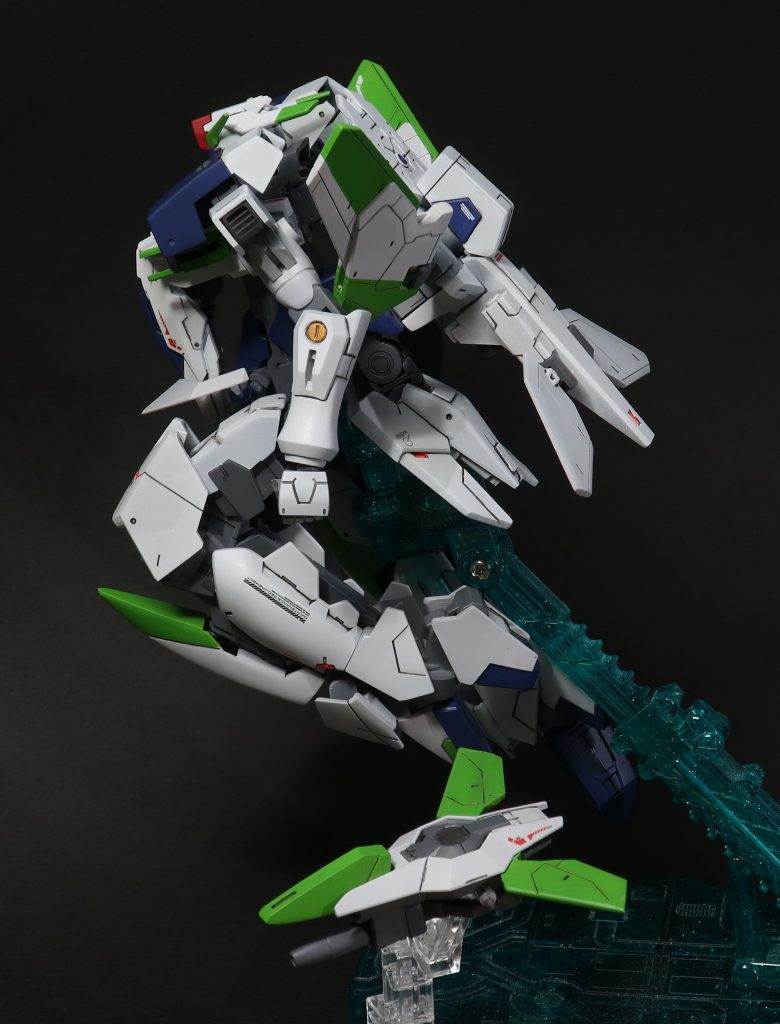 シールドも可変し、独立機動する。という設定。