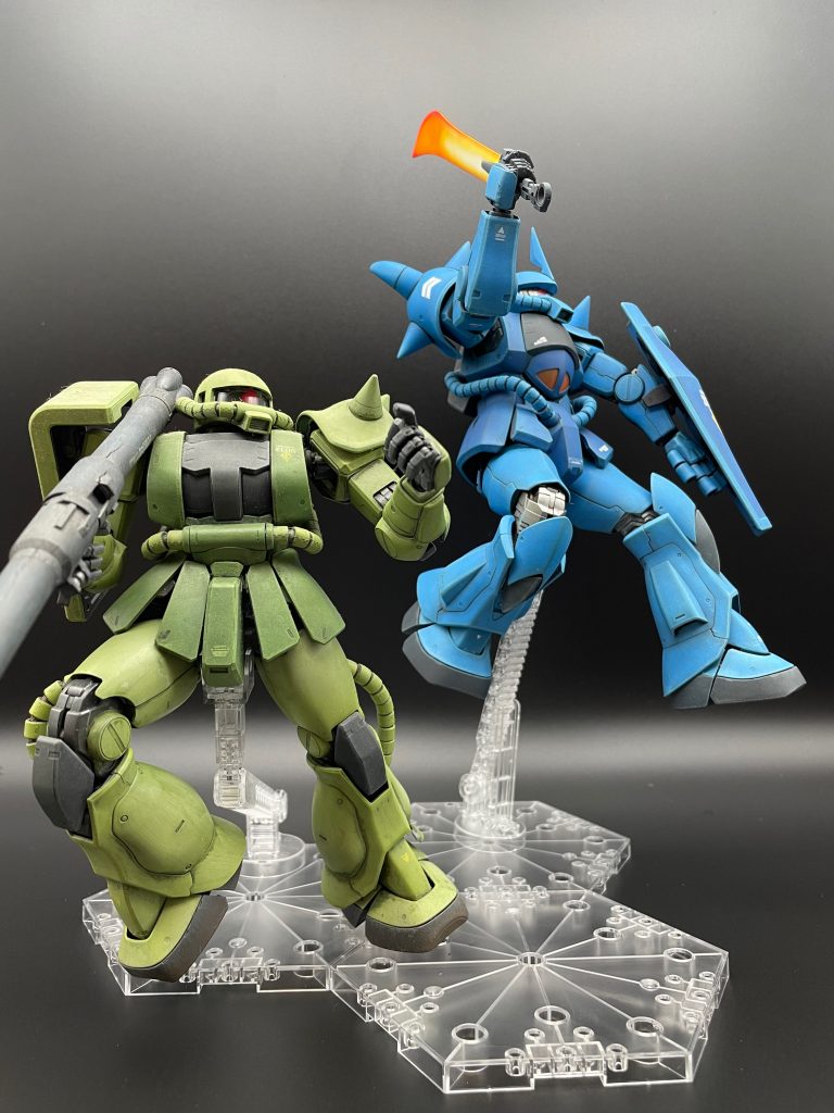 以前作成したザクIIと2ショットしてみました。アクションベースは2体同時にセットすると根元の保持力が弱くて思い通りのアングルになりませんでした。グフの重心が後ろになってしまいます。