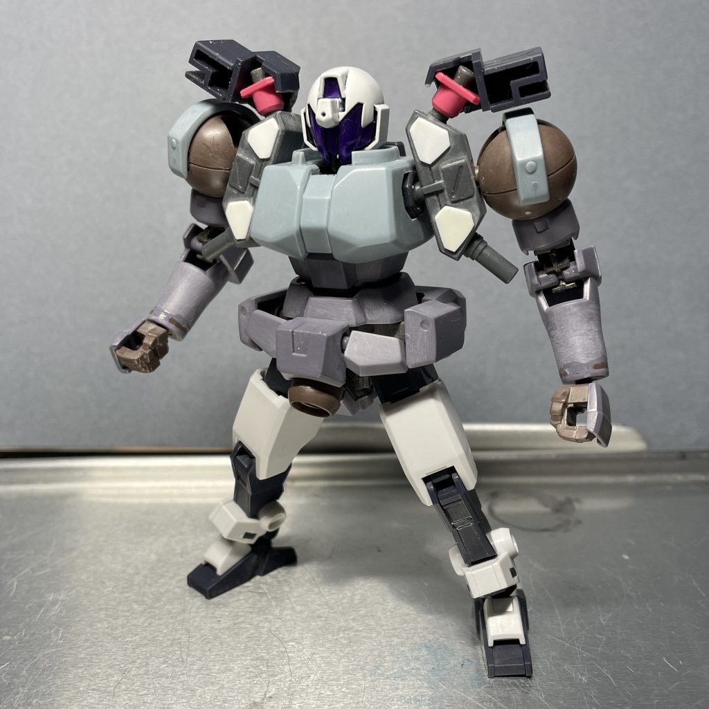 (仮)アルスコアリーオー(未塗装)まえ 白いアルスコアガンダムの随伴機案です。トールギスに寄せた白主体のカラーリングにする予定でした。悪くないとは思いましたが、白い機体ばかり塗装するのに嫌気がさし、塗装が楽な今の形態に落ち着きました。