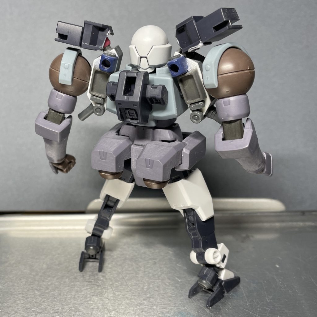 (仮)アルスコアリーオー(未塗装)うしろ 今後に製作したいものも、F91、白いアルスコアガンダム、白い部分の多いコアガンダムⅡ、エンゲージSR1‥‥などなど白い物ばかり。 それほど思い入れのないものは、理由を作ってでも他の色にしないと、白い機体ばかり作ることになりそうです。