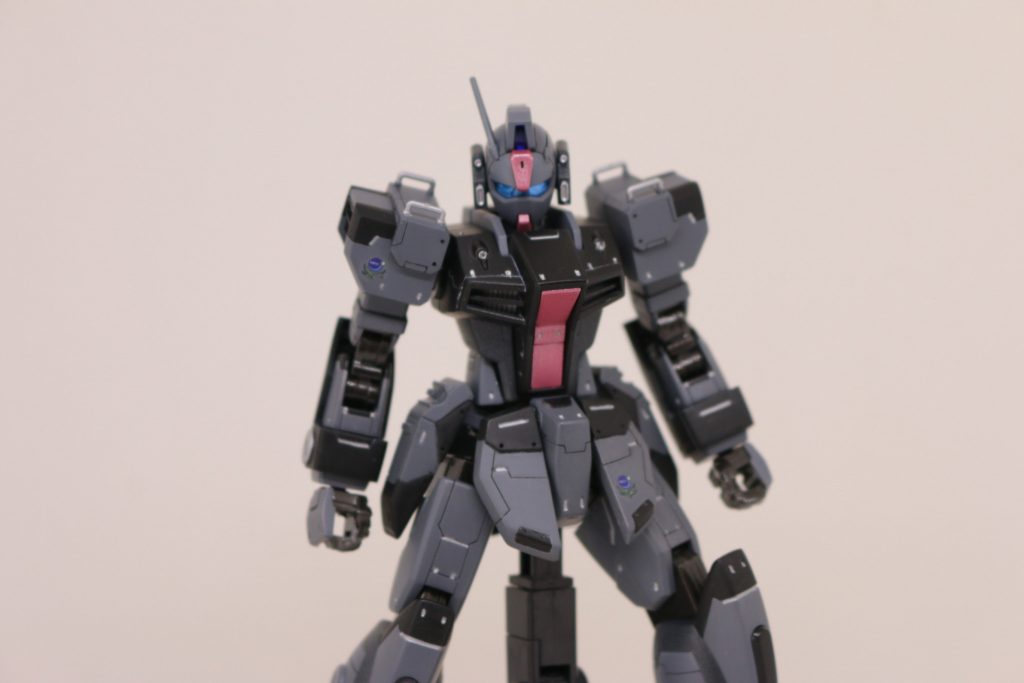 【全体像】　全体のカラーリングは、名前のとおり「暗色」で仕上げています。　「つや消しブラック」と「MSグレージオン系」で塗装のベースを作り、シルバーで部分塗装。差し色は「パールライトレッド」にしています。黒と赤系は基本的に相性がいいのですが、黒系が２種類になると、途端に難しくなります。　その中で、この「パールライトレッド」は優秀はかみ合いを見せてくれました。　フォルムも良好。スタイルはもともとバツグンですので、特にいじる必要はなかったです。各所にスジボリをした点。プラバンを張り付けた点。その２点だけですね。