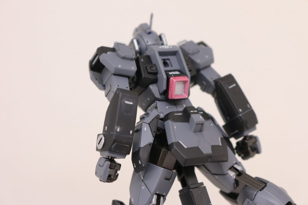 　背中も適度なボリュームがあります。　寂しすぎず、ごてごてすぎず。これぞ量産機の鑑ではないでしょうかね。背部の改造も、ほとんど基本に忠実に。　スジボリもそうですが、それと合わせた塗分けが良い効果を出してくれています。近年流行りの２トーンカラーではないですが、元のフォルムと、新規のパーツラインを作ったうえで塗分けました。　何より、バーニアの赤が映えます。