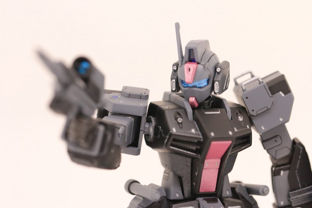 　クリアパーツもこれまた美しいんです。　本来のダークダガーLのレンズはオレンジ系なのですが、塗装をするのがちょっとアレでしたので、元キットのままのブルーを使用。でも、これはこれでハマっていますね。　胸部パーツも、もともとはほとんどディティールがなかったですので、ちょこちょこと手を加えています。　方には「MG RX78-2 ガンダム ver.1」のディティールアップパーツを載せています。