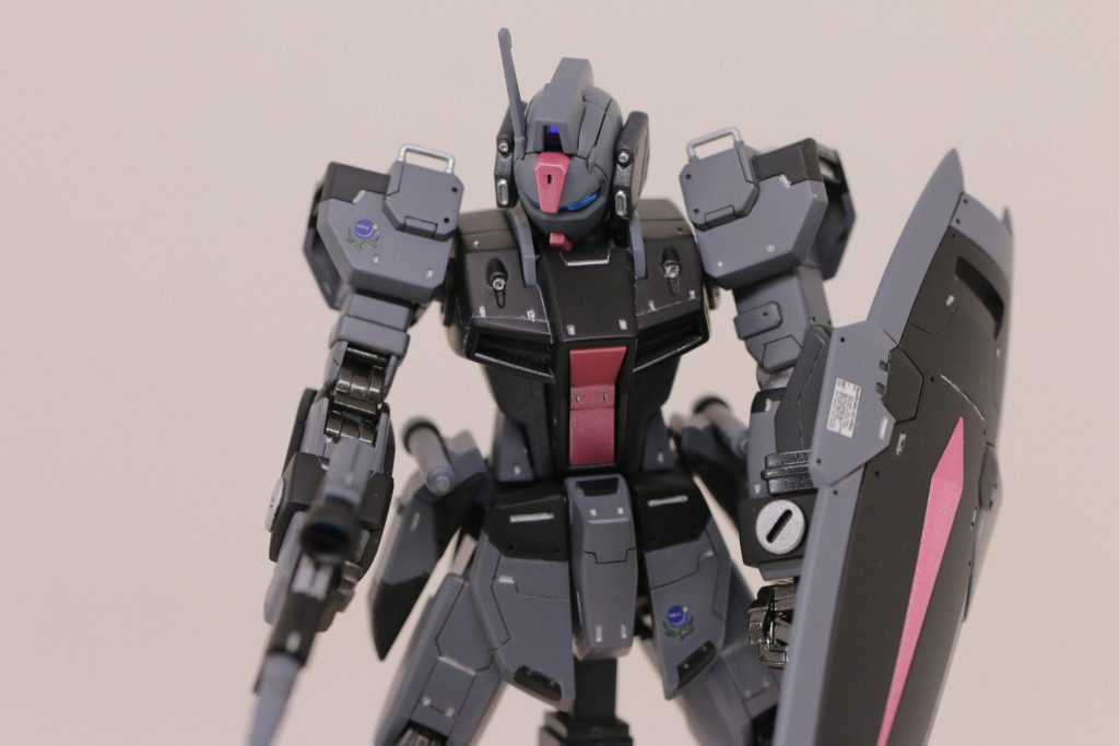 　俯瞰図。　感想を言いますと、何度も作りたくなるキットでした。が、ここまでの改造をするのは少ししんどいかもしれませんｗ　量産機の中のエースという設定をしてみたんですが、いかがですかね。ちょっとやそっとでは落ちない量産機を再現できたのではないでしょうか。　黒系は「機械のウソ」が発生しにくい色ですので、説得力もあります。