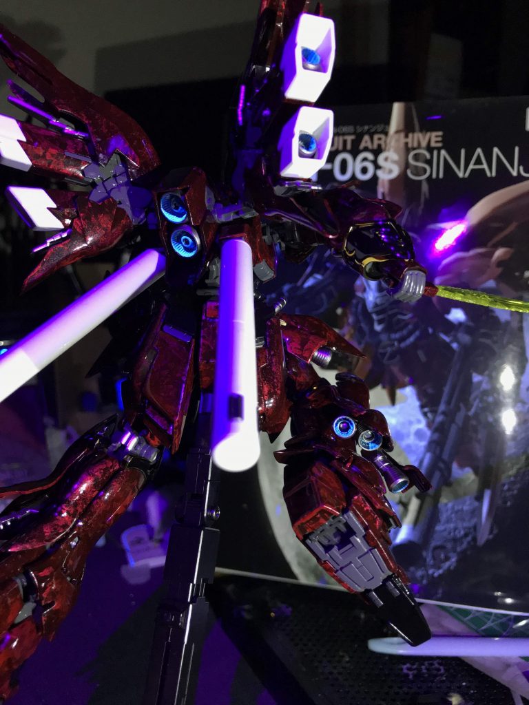 バーニアの内側を蛍光ブルーで塗ってるのでブラックライトで反応します。バーニアの多いこの機体だとカッコよく見えますね!