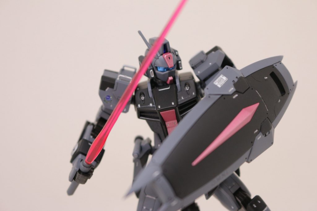 　ちょっとカッコ悪いポージングになってしまいました。　シールドは非常に目立つヒケと、のっぺりデザインでしたので、水転写デカールとスジボリでパネルラインをわずかに追加。シールドは本当に塩梅が難しいですね。やりすぎると、盾らしさが損なわれます。今回は少し足りなかったかもしれません。