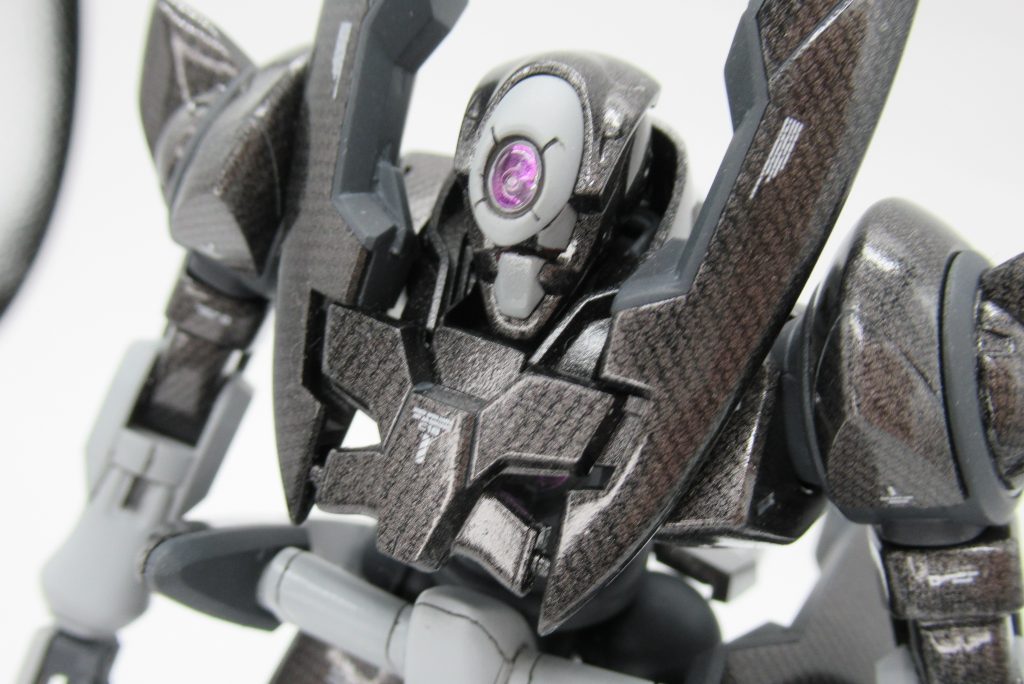 黒系の下地にストッキング等のネットをパーツに押し当ててガンメタルを吹き付ける。それだけで少し変わった感じのメタリック系塗装になります。