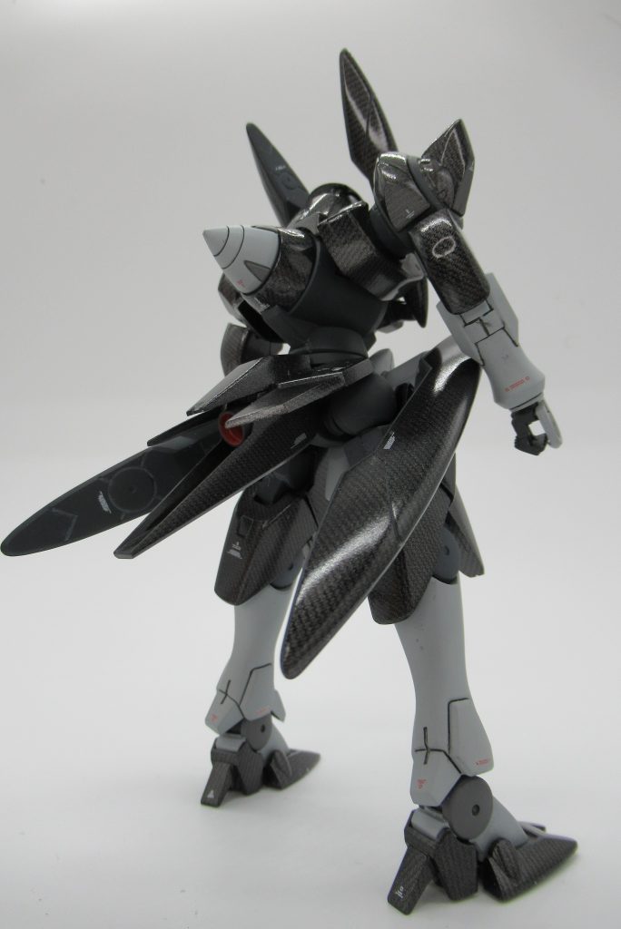 大腿部の装甲は本来なら脛とか腕と同じ色ですが、せっかく広いパーツだしカーボン風塗装する場所を増やしたかったので、色変更しました。