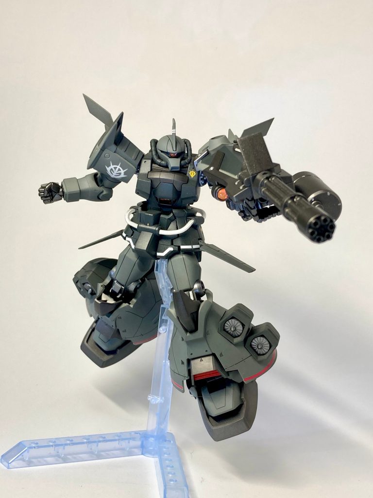 ガトリングシールドを構えて。スコープとモノアイはHアイズにラピーテープ裏貼りという定番の換装をしています。足の太さや肩の大きさから可動範囲は少しシブ目かもしれないです。塗装ハゲが怖いというのもありますが…。笑以上、閲覧ありがとうございました。