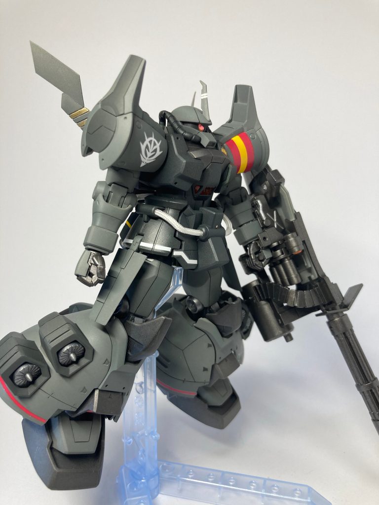 右側面から。全体カラーは明るいグレーと暗いグレーの2種類です。ガトリングシールドや手のパーツはスターブライトアイアンと黒鉄色を調色したもので塗装しています。