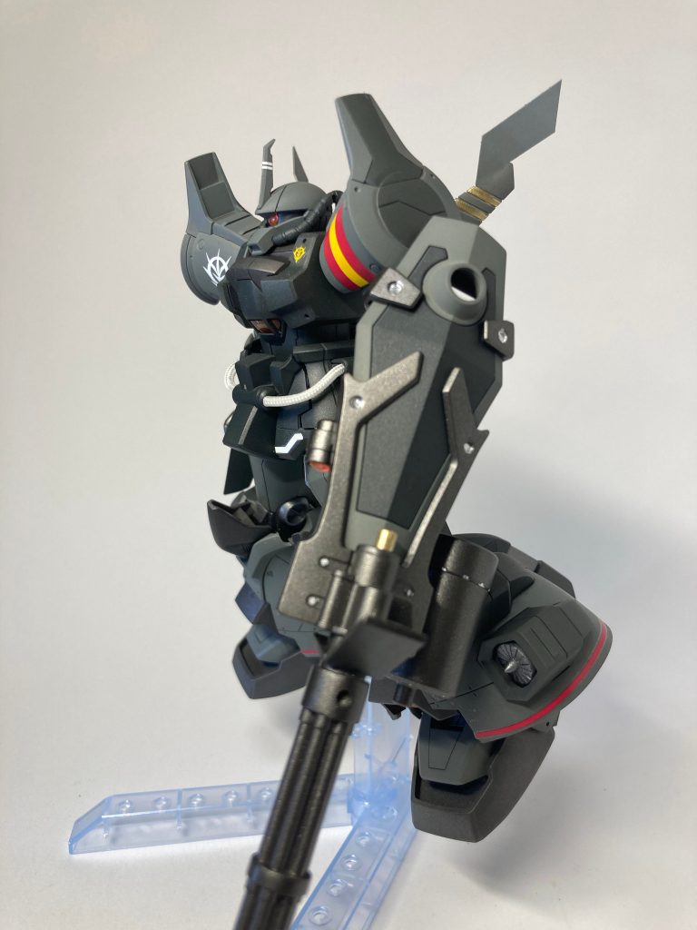 左側面から。腰回りの動力パイプは市販のメッシュワイヤーに換装しました。メタルパーツにするよりリーズナブルです。笑塗装後の仕上がりがつや消し寄りのチョイ半光沢になったのでトップコートは使用しませんでした。